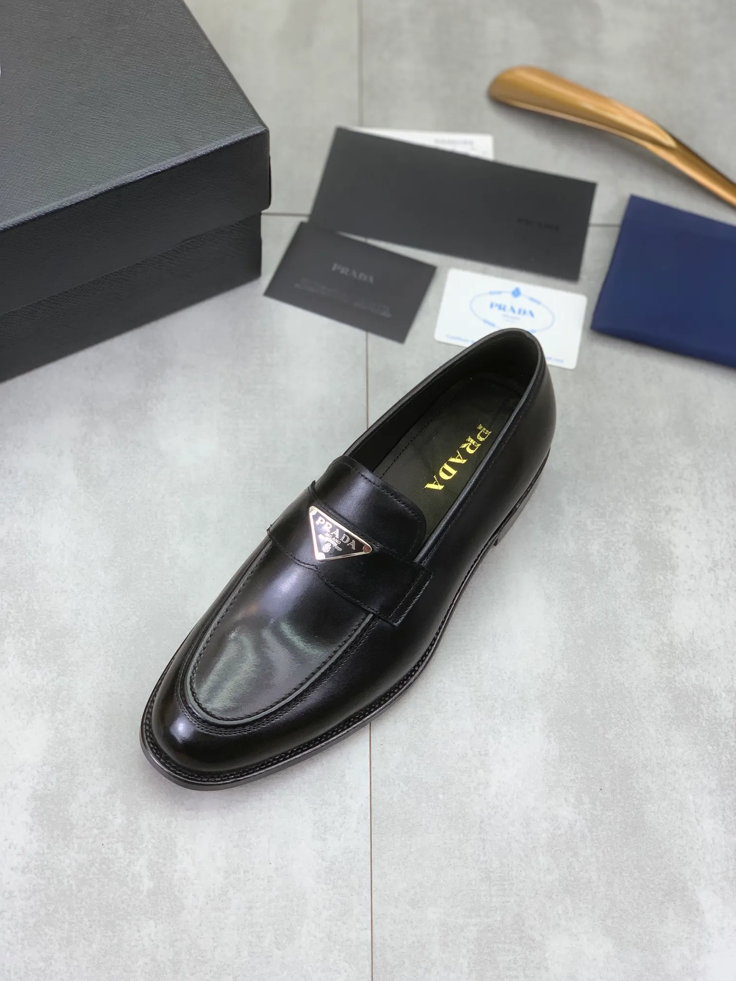 Factory price P920 💰 (high-grade genuine leather outsole) original quality, top version 🔱 ＰＲＡＤＡPrada. Men's business casual leather shoes, top quality leather shoes. 1:1 shipment⬆️Luxurious and noble👞All imported original brand fabrics, just to create a more comfortable wearing experience. Upper: Original comfortable selected calfskin➕Top imported water-dyed full cow lining, original lightweight and comfortable high-end genuine leather outsole✔️Number: 39-44 (38.45.46 can be customized)
